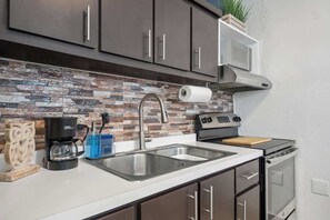 Réfrigérateur, four à micro-ondes, un four, surface de cuisson