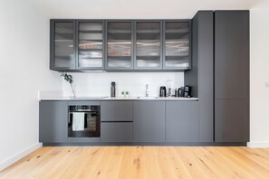 Fridge, microwave, oven, stovetop - Spacious 1 BR City View Apartment - 15 min from West End (London)