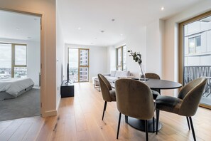 Interior - Spacious 1 BR City View Apartment - 15 min from West End (London)