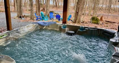 Wooded Lakeside adventure, walk to dock, 4 kid kayaks, screened porch, ping pong