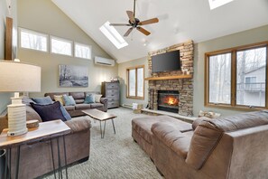 TV connectée, cheminée, jeux vidéo, table de tennis de table