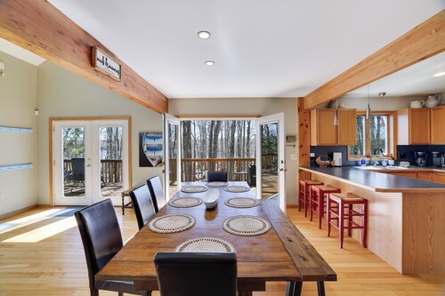 Wooded Lakeside adventure, walk to dock, 4 kid kayaks, screened porch, ping pong