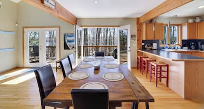 Wooded Lakeside adventure, walk to dock, 4 kid kayaks, screened porch, ping pong