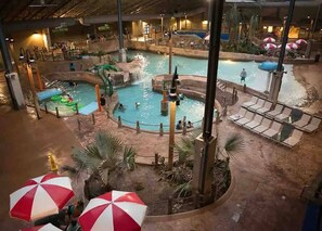 Split Rock Water Park - only 18 minutes away - Wooded Lakeside adventure, walk to dock, 4 kid kayaks, screened porch, ping pong (Pocono Lake)