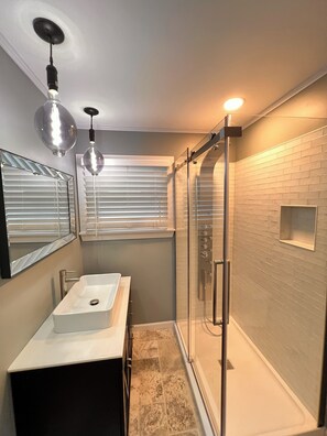 Shower, hair dryer, towels, soap - Park View, Near Downtown, Attractions, WiFi (Louisville)