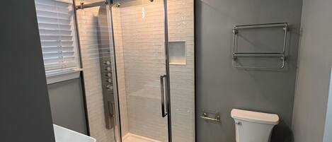 Een douche, een haardroger, handdoeken, zeep