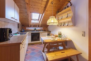 Fridge, oven, stovetop, coffee/tea maker