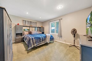 7 bedrooms, free WiFi, bed sheets - 7BR/5BA SML Lakefront – Walk to Private Dock w/ Boat Lifts, Fire Pit & Views! (Wirtz)