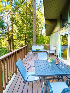 Outdoor dining - Pine View - Spacious 3000 SQFT Home with Game Room, Bar and 3 Decks! (Lake Arrowhead)