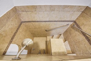 Shower, hair dryer, towels, soap - Pine View - Spacious 3000 SQFT Home with Game Room, Bar and 3 Decks! (Lake Arrowhead)