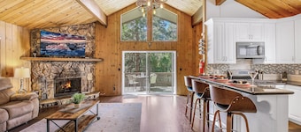 Pine View - Spacious 3000 SQFT Home with Game Room, Bar and 3 Decks!