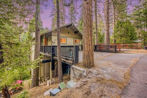 Exterior - Pine View - Spacious 3000 SQFT Home with Game Room, Bar and 3 Decks! (Lake Arrowhead)