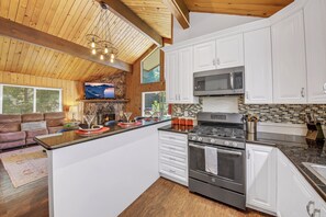 Fridge, microwave, oven, stovetop - Pine View - Spacious 3000 SQFT Home with Game Room, Bar and 3 Decks! (Lake Arrowhead)