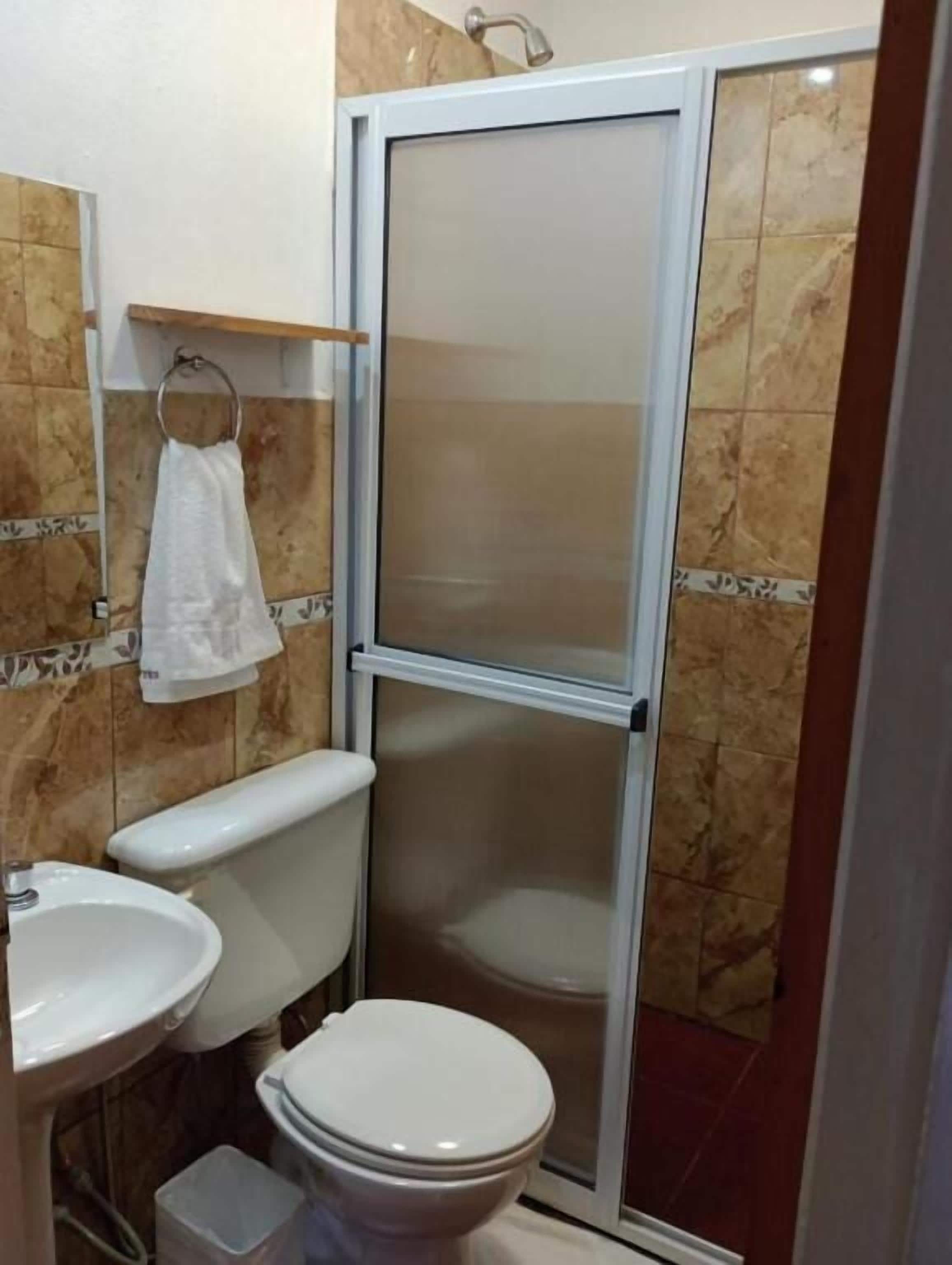 Regadera, toallas, jabón, papel de baño 