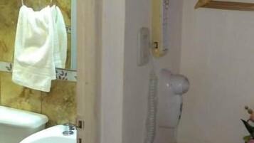 Douche, serviettes fournies, savon, papier toilette