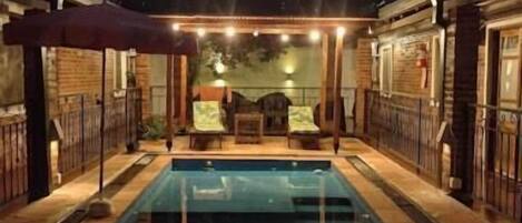 Een seizoensgebonden buitenzwembad