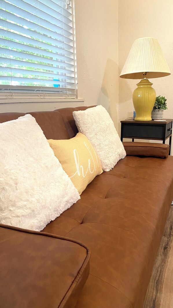 Living area - 4Mi Downtown, Near Airport & Major Attractions, The Green House Unit A (Louisville)