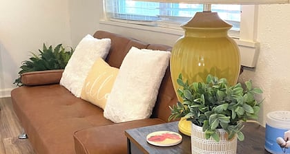 4Mi Downtown, Near Airport & Major Attractions, The Green House Unit B