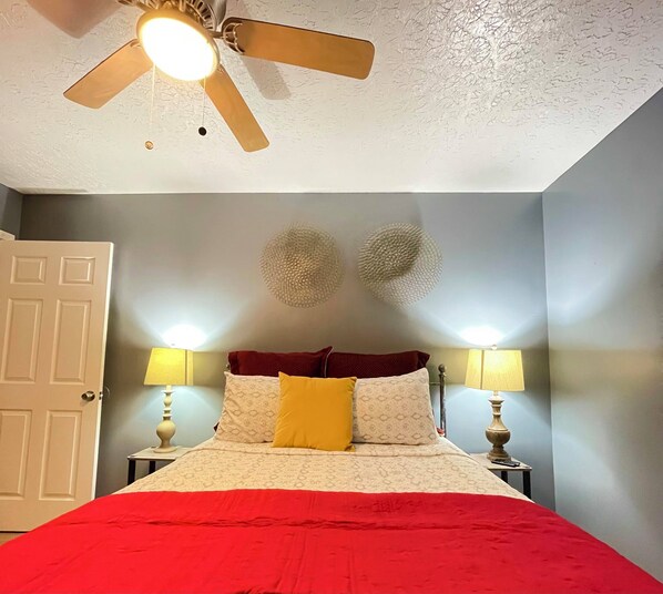 3 bedrooms, desk, iron/ironing board, bed sheets