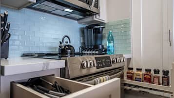 Luxury Studio | Private kitchen | Full-sized fridge, microwave, oven, stovetop