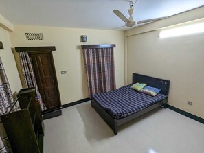 1 bedroom, bed sheets