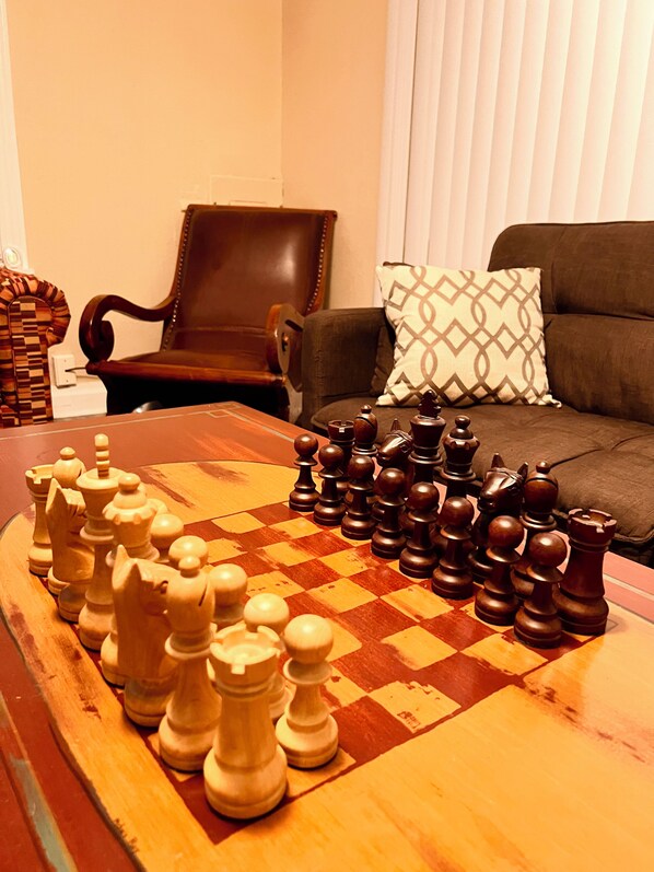 Game room - Urban Suburbia- quick drive to restaraunts, grocery store, (Louisville)