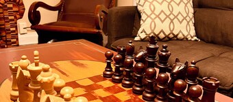 Urban Suburbia- quick drive to restaraunts, grocery store,