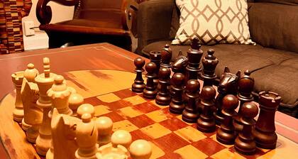 Urban Suburbia- quick drive to restaraunts, grocery store,