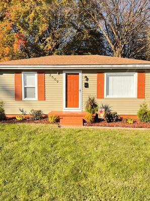 Exterior detail - Urban Suburbia- quick drive to restaraunts, grocery store, (Louisville)
