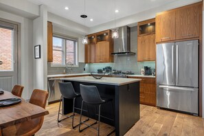 Fridge, microwave, oven, stovetop - *Rare find* Calgary’s Finest |Cozy and Vibrant Double King Beds|Stampede Special (Calgary)