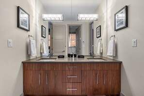 Interior - *Rare find* Calgary’s Finest |Cozy and Vibrant Double King Beds|Stampede Special (Calgary)