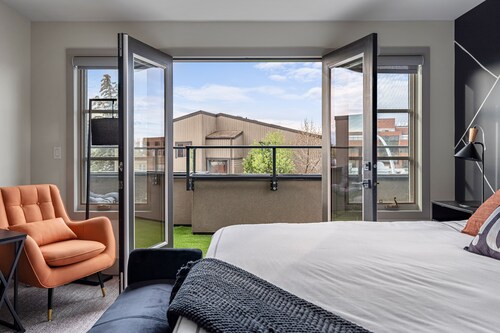 *Rare find* Calgary’s Finest |Cozy and Vibrant Double King Beds|Stampede Special