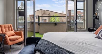 *Rare find* Calgary’s Finest |Cozy and Vibrant Double King Beds|Stampede Special
