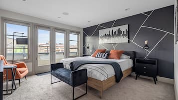 4 chambres, bureau, fer et planche à repasser, lit de bébé portatif