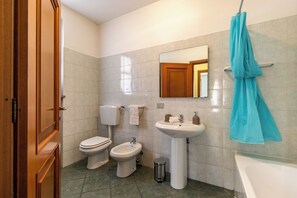 Hair dryer, towels, soap, toilet paper - [SMART FLAT] Apartment whit Private Garage, Free Wi-Fi (Castelletto sopra Ticino)