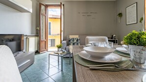 Eine moderne Küche mit Essbereich, einem Fernseher und Blick ins Freie.
