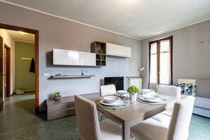 Dining - [SMART FLAT] Apartment whit Private Garage, Free Wi-Fi (Castelletto sopra Ticino)