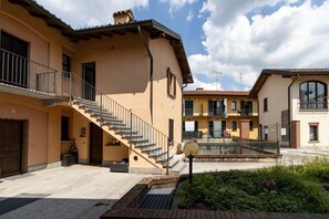 Un immeuble résidentiel doté d’un escalier, d’une petite cour et d’une piscine.