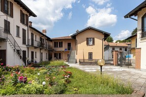 Exterior - [SMART FLAT] Apartment whit Private Garage, Free Wi-Fi (Castelletto sopra Ticino)