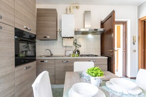 Fridge, microwave, oven, stovetop - [SMART FLAT] Apartment whit Private Garage, Free Wi-Fi (Castelletto sopra Ticino)