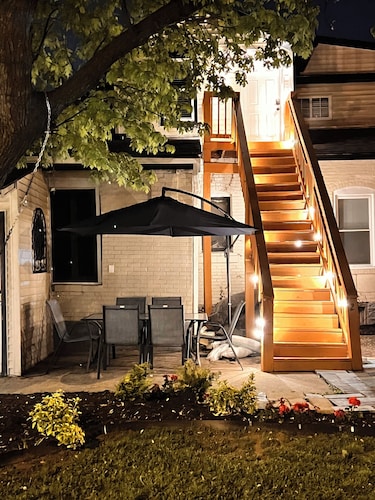 Near Airport & Major Attractions, 5Mi Downtown, Comfy Loft