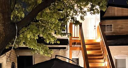 Near Airport & Major Attractions, 5Mi Downtown, Comfy Loft