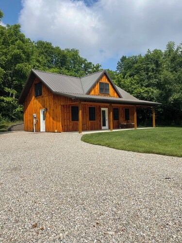 Cozy Creek Cabin is on the outskirts of the unique little town of Tarlton 