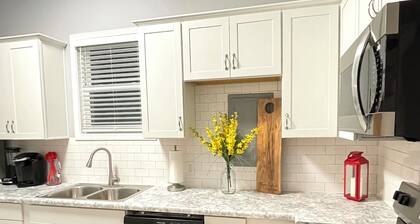 Family Friendly, Free Parking, WiFi, Spacious, Historically Modern Living