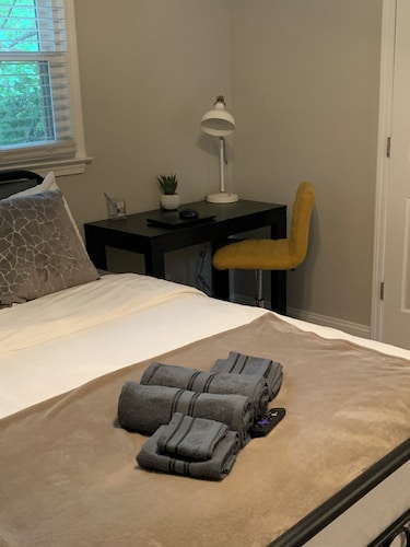 Stay Awhile Center City Charlotte minutes away, Noda area