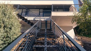 Un edificio moderno con una escalera que lleva a un balcón.