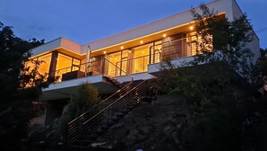 Una casa moderna de dos pisos con una escalera que conduce al nivel superior.