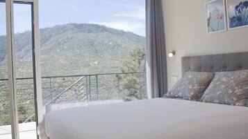 3 bedrooms, iron/ironing board, internet, bed sheets