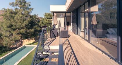 Nouvel ville de 3 chambres, piscine et jardin