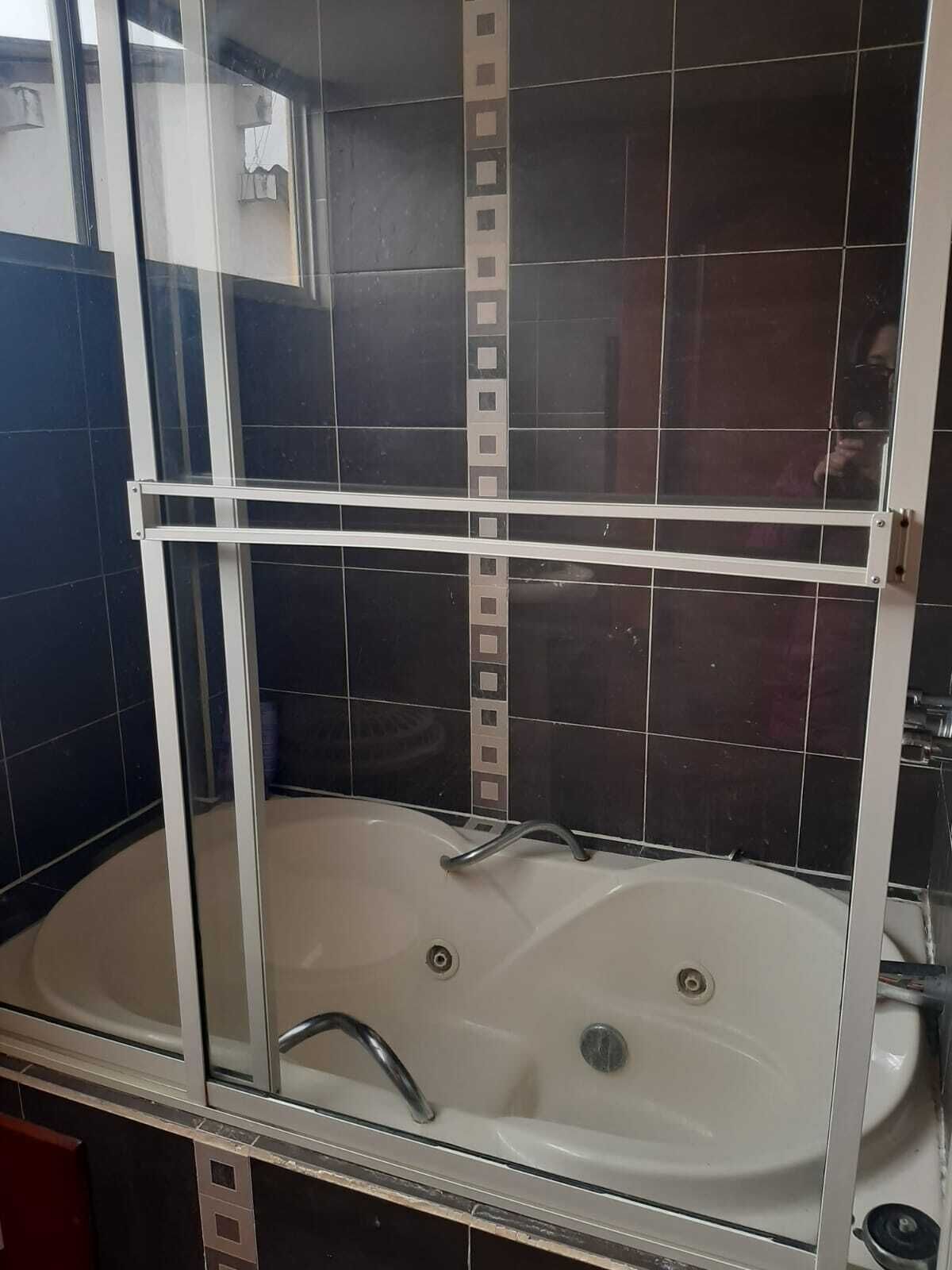 Dusche, Handtücher, Seife, Toilettenpapier